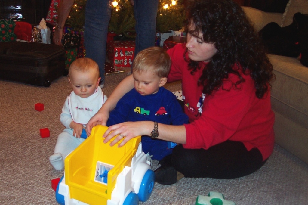 Hildebrand Christmas ScreenSaver/1024x768_2000-12-21-10 Susie helps boys with new toy.jpg